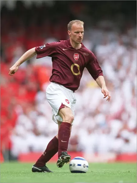 Dennis Bergkamp (Arsenal). Arsenal 4: 2 Wigan Athletic