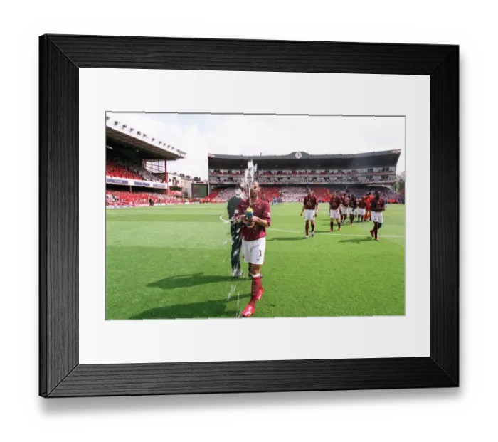 Framed Print : Ashley Cole (Arsenal) straps water before the match Framed Print : Ashley Cole (Arsenal) straps water before the match