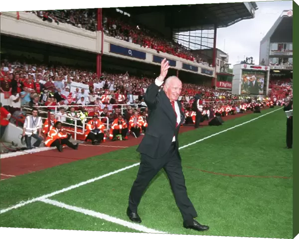 Henry Cooper (Former Boxer) walks onto the pitch for the Highbury Final Salute Ceremony