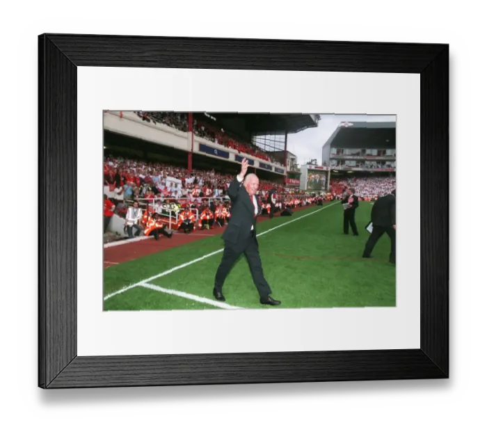 Framed Print : Henry Cooper (Former Boxer) walks onto the pitch for the Highbury Final Salute Ceremony
