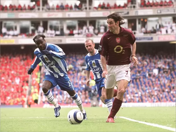 Robert Pires (Arsenal) Pascal Chimbonda (Wigan). Arsenal 4: 2 Wigan Athletic
