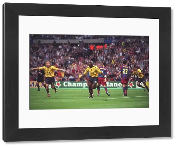 Sol Campbell celebrates scoring Arsenals goal with Freddie Ljungberg
