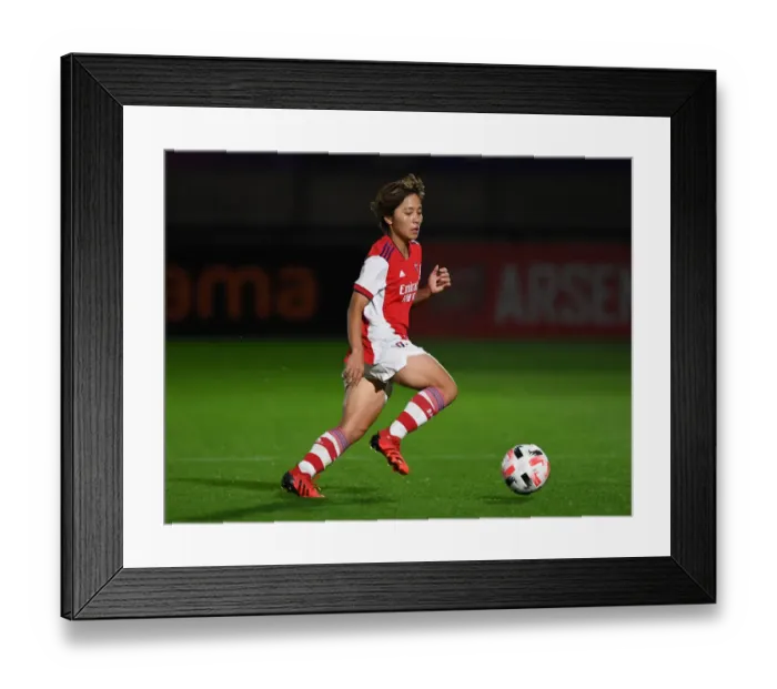 Framed Print : Mana Iwabuchi in Action: Arsenal Women vs Slavia Prague, UEFA Women's Champions League 2021-22 Framed Print : Mana Iwabuchi in Action: Arsenal Women vs Slavia Prague, UEFA Women's Champions League 2021-22