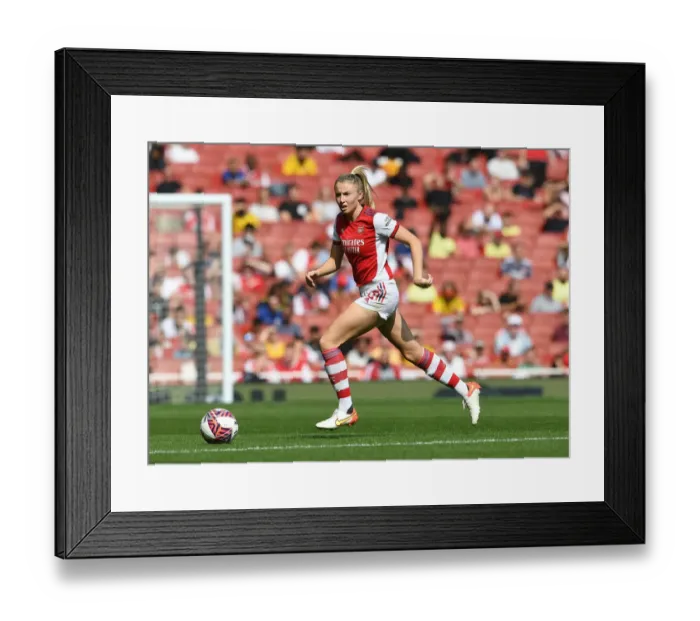 Framed Print : Arsenal's Leah Williamson in Action: Arsenal Women vs. Chelsea Women Clash at Emirates Stadium