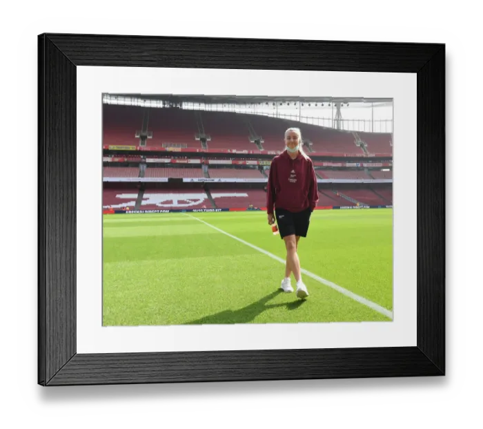 Framed Print : Leah Williamson Readies for Arsenal Women vs Chelsea Women Clash at Emirates Stadium