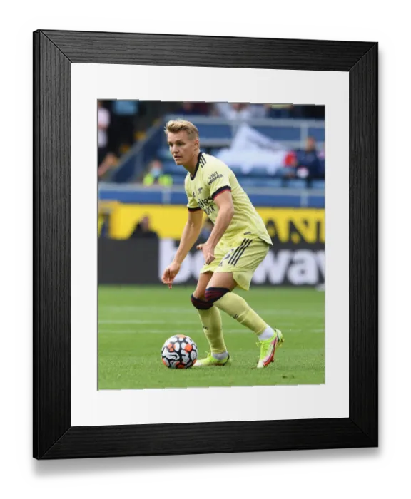 Framed Print : Premier League Showdown: Arsenal vs Burnley at Turf Moor (2021-22) Framed Print : Premier League Showdown: Arsenal vs Burnley at Turf Moor (2021-22)