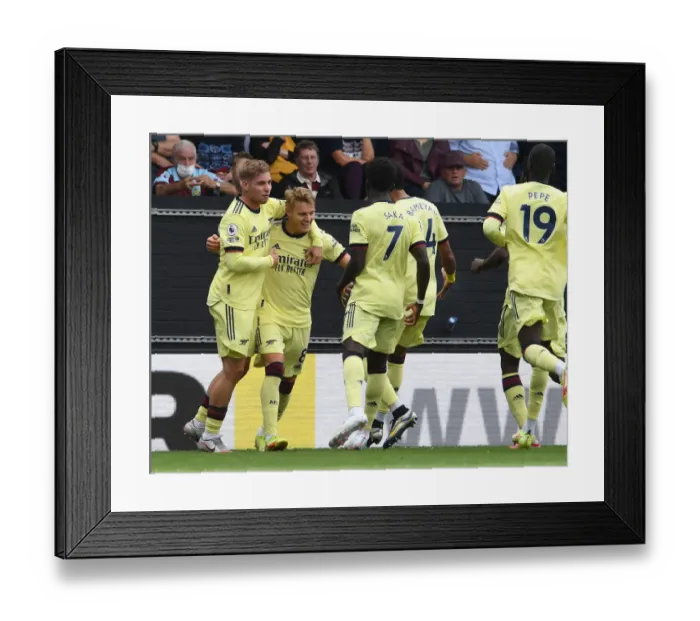 Framed Print : Premier League Showdown: Burnley vs Arsenal at Turf Moor (September 2021) Framed Print : Premier League Showdown: Burnley vs Arsenal at Turf Moor (September 2021)