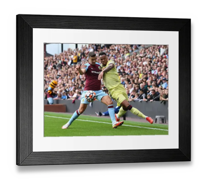 Framed Print : Arsenal vs Burnley: Premier League Clash at Turf Moor (2021-22) Framed Print : Arsenal vs Burnley: Premier League Clash at Turf Moor (2021-22)