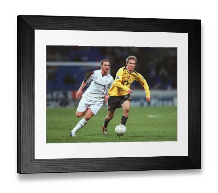 Framed Print : Alex Hleb (Arsenal) Kevin Nolan (Bolton). Bolton Wanderers 1: 0 Arsenal Framed Print : Alex Hleb (Arsenal) Kevin Nolan (Bolton). Bolton Wanderers 1: 0 Arsenal