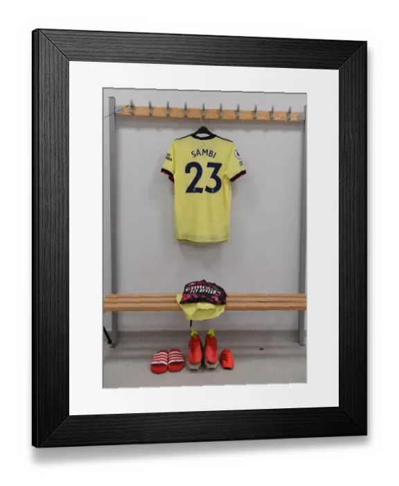 Framed Print : Arsenal's Saka Prepares for Brighton & Hove Albion Clash in Premier League (Behind-the-Scenes)