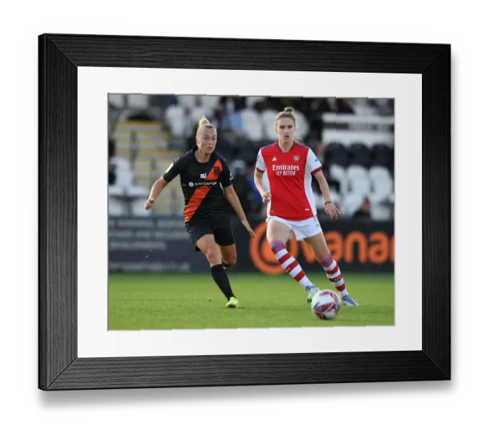 Framed Print : Miedema vs Bennison: A FA WSL Showdown - Arsenal Women vs Everton Women: Intense Battle at Meadow Park