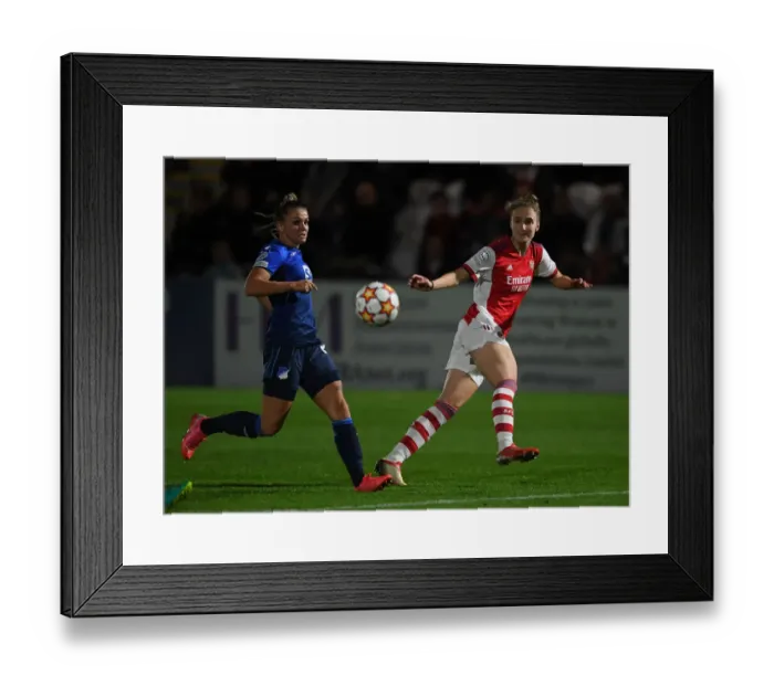 Framed Print : Vivianne Miedema Goes Head-to-Head with Hoffenheim in UEFA Women's Champions League Showdown