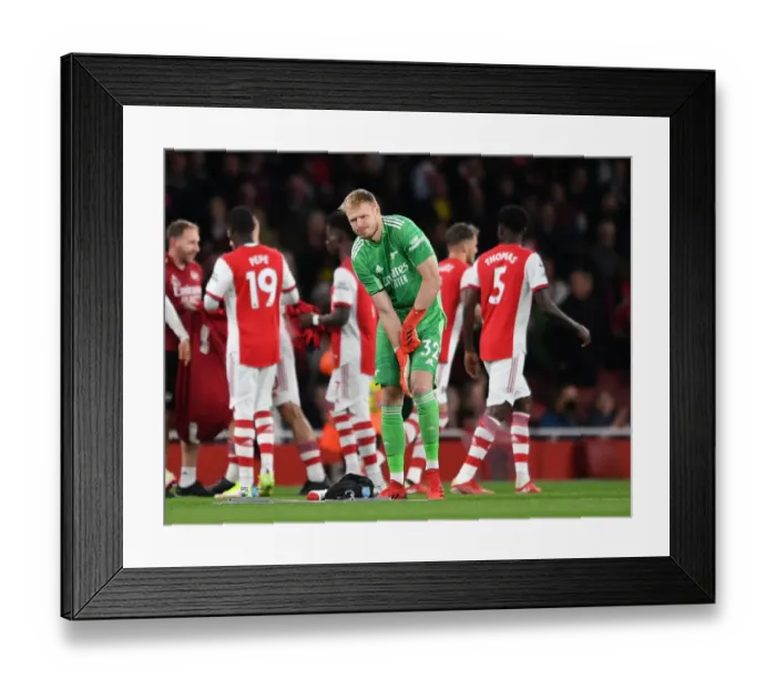 Framed Print : Arsenal's Aaron Ramsdale Gears Up for Arsenal vs Crystal Palace in Premier League