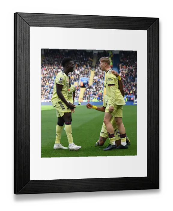 Framed Print : Arsenal's Smith Rowe and Saka Celebrate 2-Goal Lead Over Leicester City in Premier League Framed Print : Arsenal's Smith Rowe and Saka Celebrate 2-Goal Lead Over Leicester City in Premier League