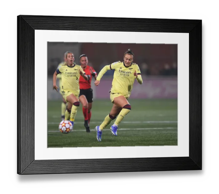 Framed Print : Arsenal WFC's Caitlin Foord Battles for Possession in UEFA Women's Champions League Match against HB Koge