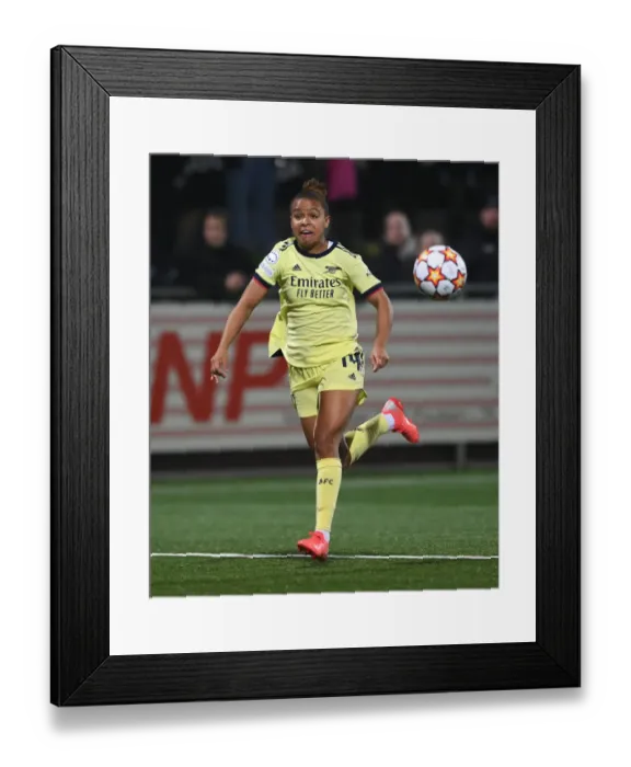 Framed Print : Arsenal's Nikita Parris Battles for Possession in UEFA Women's Champions League Match against HB Koge