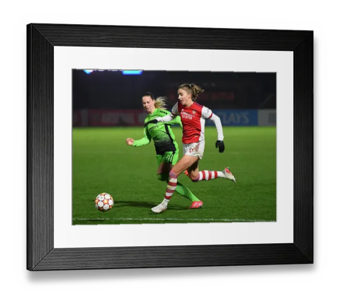 Framed Print : Arsenal Women vs HB Koge: Vivianne Miedema Faces Off in UEFA Women's Champions League Clash