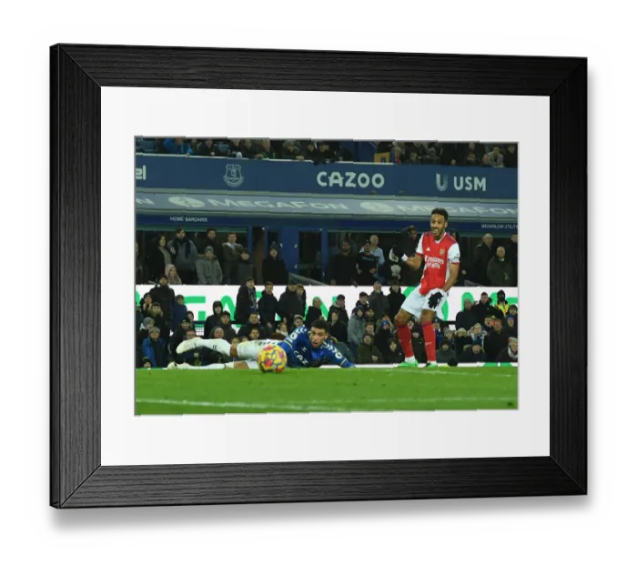 Framed Print : Last-Minute Miss: Aubameyang's Wide Shot in Everton vs Arsenal Premier League Clash (2020-21)