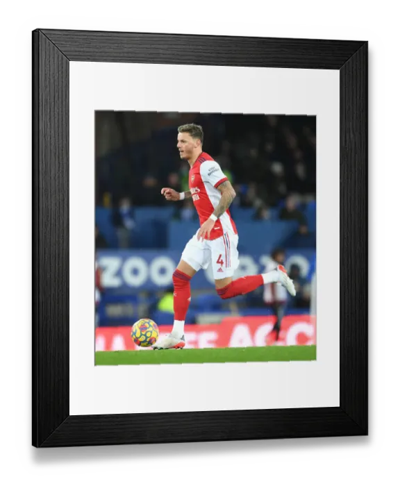 Framed Print : Arsenal's Ben White Faces Off Against Everton in Intense Premier League Clash Framed Print : Arsenal's Ben White Faces Off Against Everton in Intense Premier League Clash