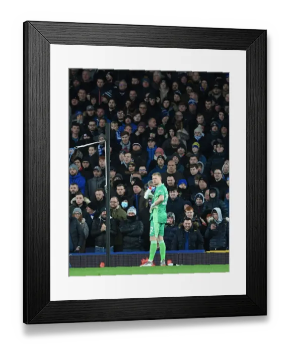 Framed Print : Arsenal's Aaron Ramsdale Faces Off in Intense Premier League Showdown Against Everton