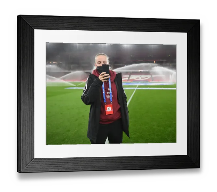 Framed Print : Beth Mead Gears Up: Arsenal WFC Takes on FC Barcelona in UEFA Women's Champions League at Emirates Stadium