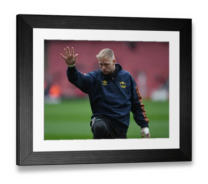 Framed Print : Arsenal's Aaron Ramsdale Gears Up for Arsenal v Southampton (2021-22)