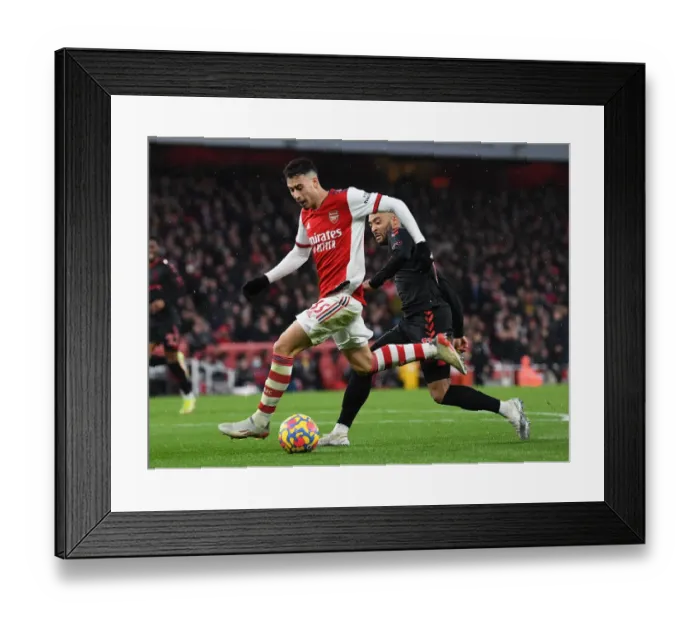 Framed Print : Arsenal's Martinelli Clashes with Southampton's Redmond in Premier League Showdown
