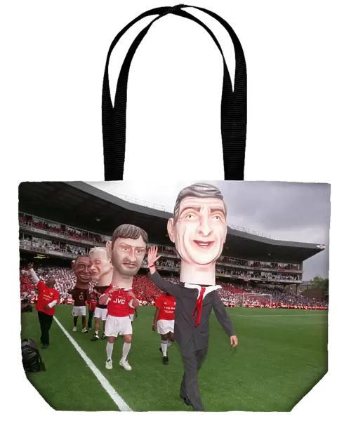 Arsene Wenger Giant Head. Arsenal 4: 2 Wigan Athletic