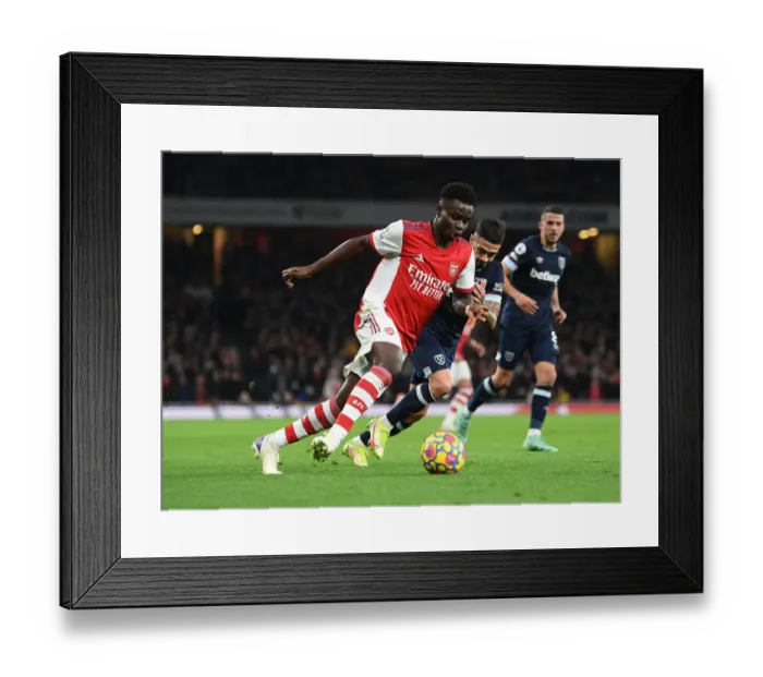Framed Print : Arsenal's Bukayo Saka Outsmarts Manuel Lanzini: A Premier League Masterclass Framed Print : Arsenal's Bukayo Saka Outsmarts Manuel Lanzini: A Premier League Masterclass