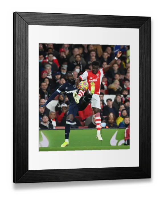 Framed Print : Saka's Skillful Run: Outmaneuvering Masuaku in Arsenal's Premier League Victory