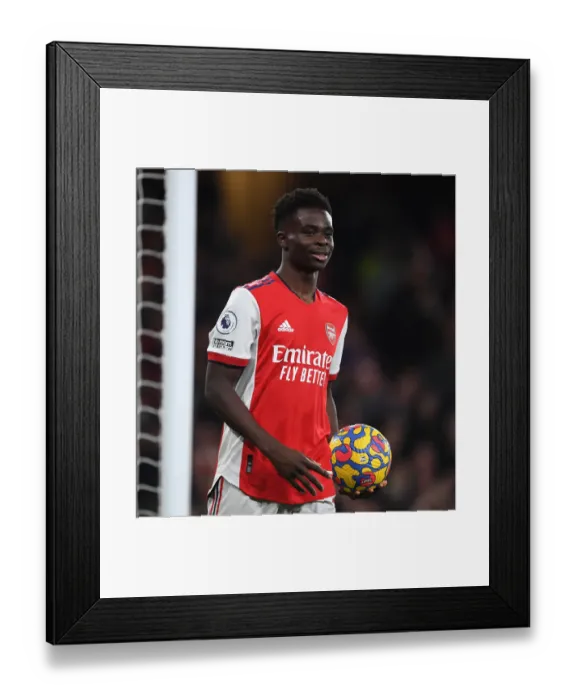 Framed Print : Arsenal's Bukayo Saka in Action: Arsenal vs. West Ham United (2021-22) - Premier League Showdown