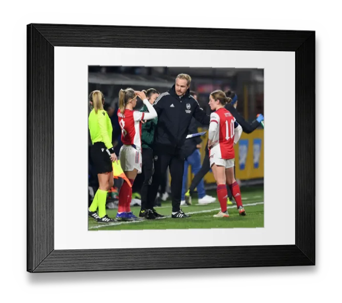 Framed Print : Arsenal Women's Coach Jonas Eidevall Strategizes with Jordan Nobbs and Kim Little during Hoffenheim Clash in UEFA Champions League