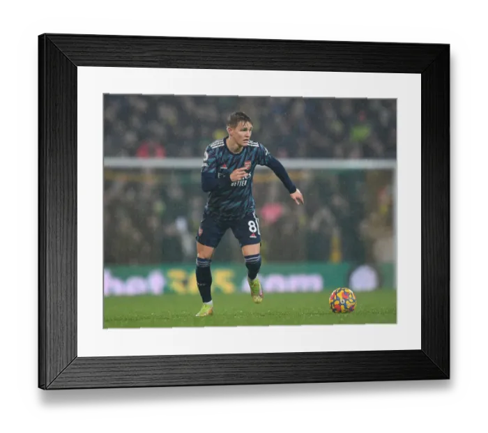 Framed Print : Martin Odegaard in Action: Norwich City vs Arsenal, Premier League 2021-22