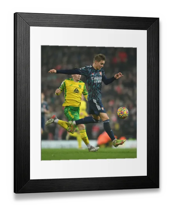 Framed Print : Martin Odegaard in Action: Norwich City vs Arsenal, Premier League 2021-22