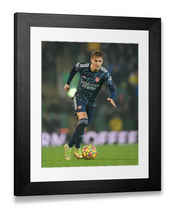 Framed Print : Martin Odegaard in Action: Norwich City vs Arsenal, Premier League 2021-22