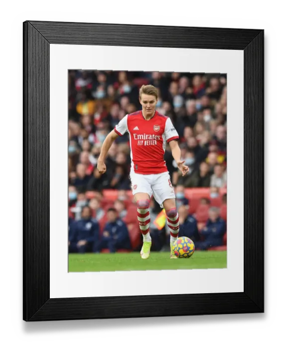 Framed Print : Arsenal vs Manchester City: Martin Odegaard in Action at the Emirates Stadium, Premier League 2021-22