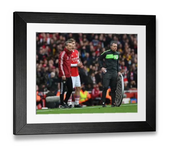 Framed Print : Arsenal Assistant Coach Albert Stuivenberg Guides Emile Smith Rowe during Arsenal vs Manchester City, Premier League 2021-22