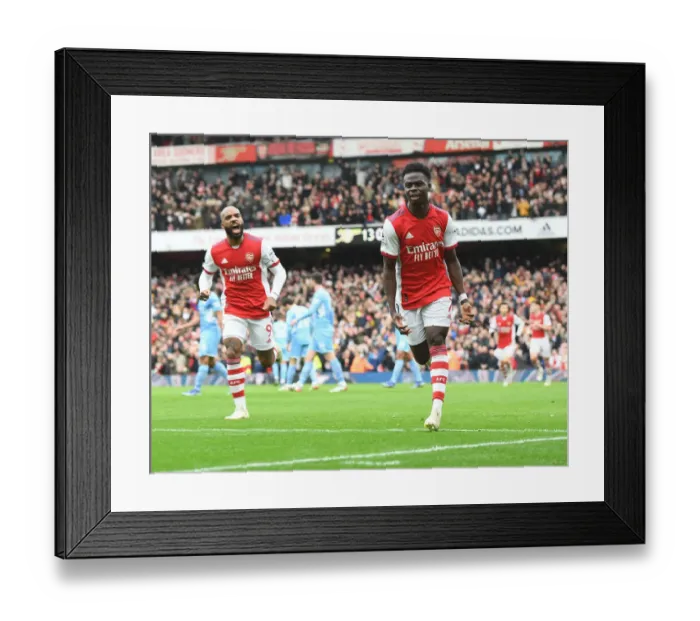 Framed Print : Saka Scores Dramatic Winner: Arsenal Triumphs over Manchester City in Epic Premier League Clash