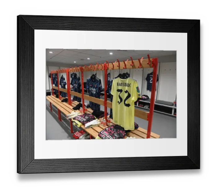 Framed Print : Arsenal's Pre-Match Huddle: United in Focus before the Carabao Cup Semi-Final Clash against Liverpool