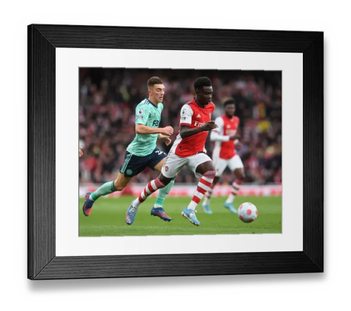 Framed Print : Arsenal's Bukayo Saka Faces Off Against Leicester's Luke Thomas in Premier League Clash