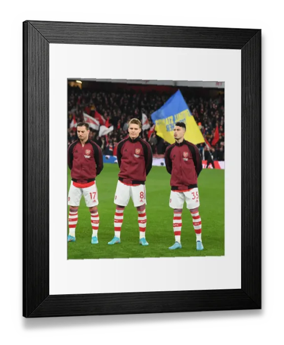 Framed Print : Arsenal's Martin Odegaard, Cedric, and Gabriel Martinelli Prepare for Arsenal v Liverpool Clash (2021-22) Framed Print : Arsenal's Martin Odegaard, Cedric, and Gabriel Martinelli Prepare for Arsenal v Liverpool Clash (2021-22)