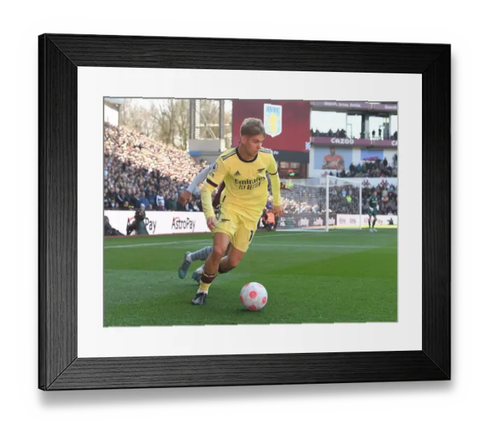 Framed Print : Emile Smith Rowe in Action: Aston Villa vs. Arsenal, Premier League 2021-22