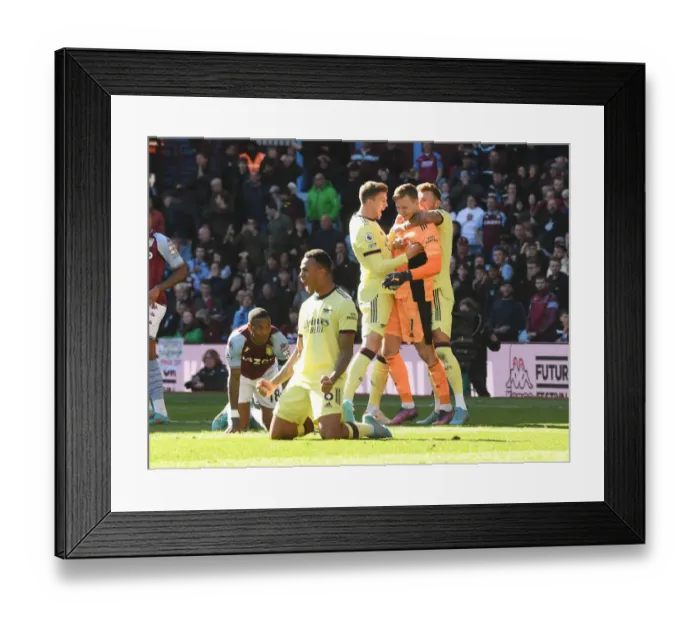 Framed Print : Arsenal's Triumphant Moment: Celebrating Victory Over Aston Villa in the Premier League
