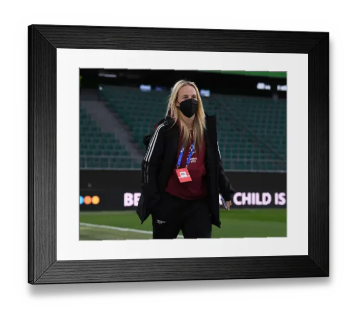 Framed Print : Beth Mead Arrives at Wolfsburg: Arsenal Star Prepares for Champions League Showdown