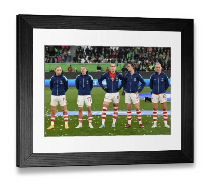 Framed Print : Determined Arsenal Women Face VfL Wolfsburg in UEFA Champions League Quarterfinals