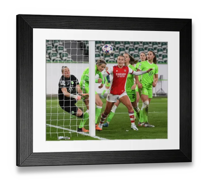Framed Print : Arsenal's Caitlin Foord Faces Off Against Wolfsburg Goalkeeper in UEFA Women's Champions League Quarterfinals