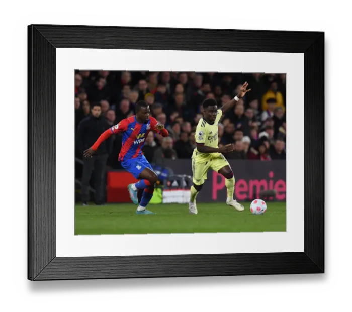 Framed Print : Bukayo Saka Dashes Past Crystal Palace's Tyrick Mitchell in Arsenal's Premier League Clash Framed Print : Bukayo Saka Dashes Past Crystal Palace's Tyrick Mitchell in Arsenal's Premier League Clash
