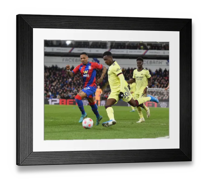 Framed Print : Arsenal's Eddie Nketiah Outmaneuvers Crystal Palace's Nathaniel Clyne in Premier League Clash