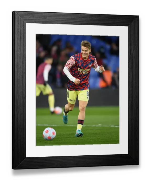 Framed Print : Martin Odegaard Gears Up: Arsenal vs Crystal Palace, Premier League 2021-22