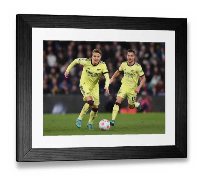 Framed Print : Martin Odegaard in Action: Arsenal vs. Crystal Palace - Premier League Clash (2021-22)